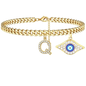 Makro-Detail des goldfarbenen Panzerarmbands mit Mikropavé-Buchstabe Q und Evil-Eye-Anhänger