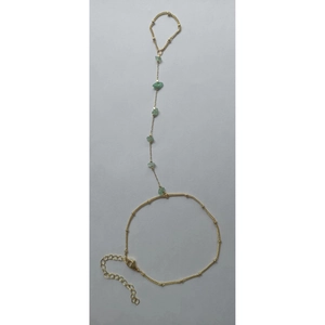 Bracelet bague bohème doré avec pierres de gravier vert clair irrégulières sur fond blanc
