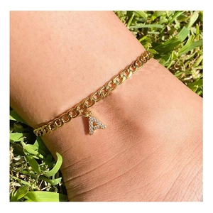 Goldene Gliederkette Fußkette mit kristallbesetztem Buchstaben A Anhänger am Knöchel