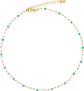 Détail du collier doré réglable avec perles carrées vertes et blanches et fermoir homard