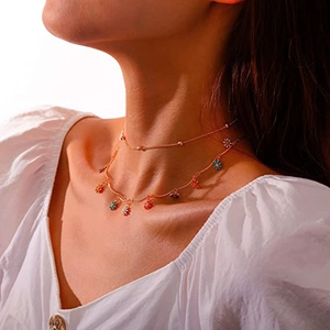Collier bohème double couche en or rose avec pendentifs marguerites colorés