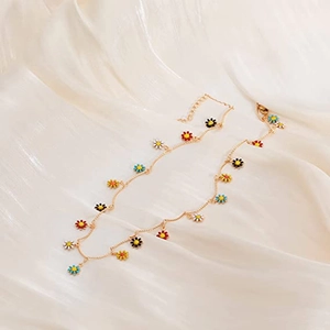 Collier ras de cou bohème doré avec fleurs de marguerite en émail coloré