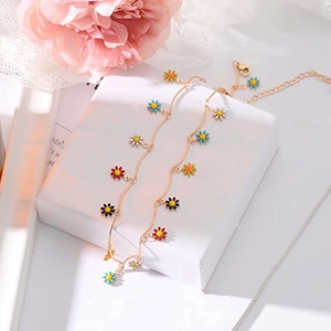 Collier bohème avec pendentifs marguerites en émail coloré et chaîne dorée ajustable