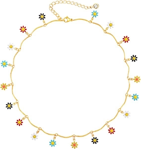 Détail du collier doré avec cinq breloques marguerites en émail coloré et fermoir mousqueton