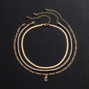 Dreilagige Goldkette mit Schlangenkette, Tenniskette und Kristallbuchstabe E Anhänger