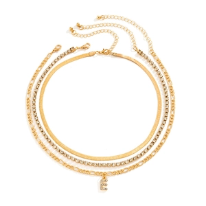 Dreilagiges goldene Halsketten-Set mit Schlangenkette und Kristall-E-Anhänger