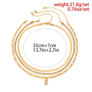 Dreilagiges goldenes Halskettenset mit Schlangenkette und glitzerndem E-Buchstaben-Anhänger