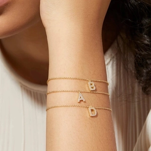Minimalistische Goldarmbänder mit Buchstaben-Anhängern und Zirkonia für Damen und Paare