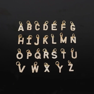 Minimalistisches goldenes O-Kettenarmband mit 26 diamantbesetzten Buchstabenanhängern