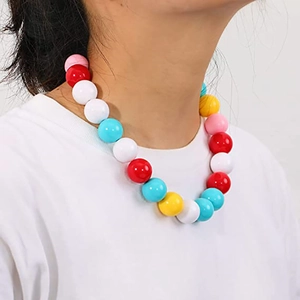 Nahaufnahme einer lebhaften Acrylperlenkette in verschiedenen Farben an einem Model