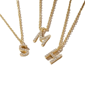 Minimalistische goldene O-Kette mit funkelnden Zirkonia-Buchstaben S, M und H