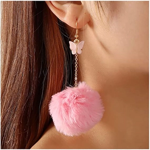 Orecchini pendenti con pompon in ecopelliccia rosa e farfalla traslucida dorata