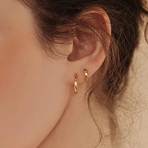 Paar 18k vergoldete Creolen im minimalistischen Punk-Stil, übereinander am Ohr getragen