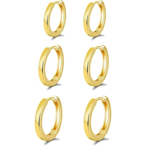 Drei Paar polierte 18k Gold-Ohrringe in verschiedenen Größen auf weißem Hintergrund