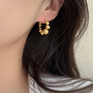 Boucles d'oreilles créoles perlées dorées vintage pour femmes au fini métallique chic