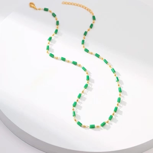 Collier bohème fait main en perles de verre vertes avec accents métalliques dorés