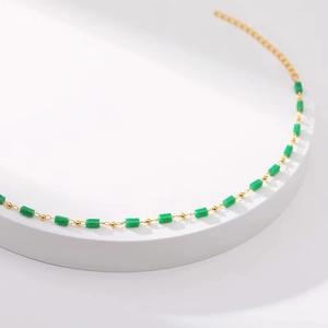 Collier bohème doré avec perles carrées en verre vert et fermoir ajustable pratique