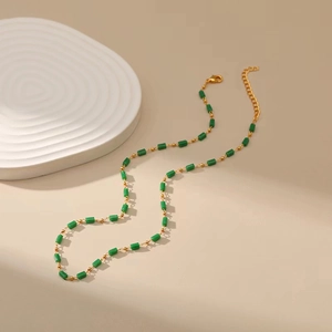 Collier bohème fait main avec perles de verre carrées vertes et chaîne dorée