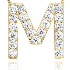 Exquisite goldene Halskette mit funkelndem M-Buchstabenanhänger und Diamantbesatz auf Weiß