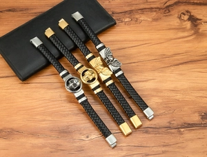 Vista macro dettagliata di quattro bracciali in pelle con teschi e chiusure magnetiche