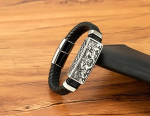 Nahaufnahme von geflochtenem Lederarmband für Herren mit Silberrelief und Magnetverschluss