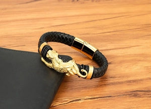 Detailaufnahme eines geflochtenen Lederarmbands für Herren mit goldenem Leoparden-Magnetverschluss
