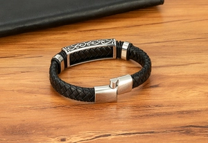 Nahaufnahme eines Herrenarmbands aus schwarzem Ledergeflecht mit silberner Metallschnalle