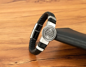 Détail macro du bracelet en cuir tressé noir pour homme avec fermoir magnétique dollar
