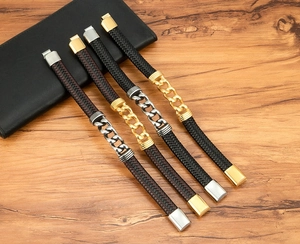 Detailansicht geflochtener Lederarmbänder mit Akzenten aus gold- und silberfarbenem Stahl