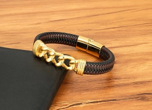 Detailansicht von geflochtenem Lederarmband mit goldener Magnetschließe und Kettenglied