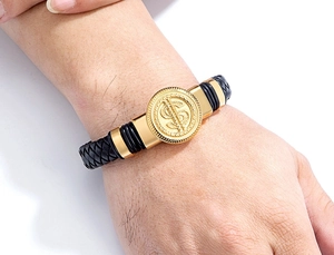 Vue détaillée du bracelet en cuir pour homme avec fermoir magnétique doré au signe dollar
