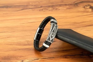 Détail du bracelet en cuir tressé noir avec fermoir en acier orné du symbole Maçonnique