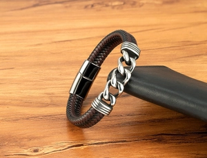 Makroaufnahme von Herren Lederarmband geflochten mit Metallkette und Magnetverschluss