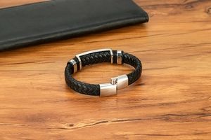Vue détaillée d'un bracelet en cuir tressé pour homme avec fermoir en acier brossé