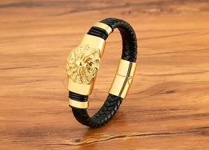 Détail de l'araignée sur le bracelet en cuir tressé noir avec fermoir magnétique