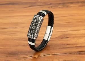 Detailansicht Herren Lederarmband geflochten mit silbernem Relief und Magnetverschluss