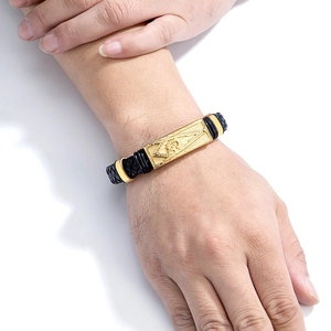 Détail macro du bracelet maçonnique pour homme avec plaque en métal doré sur le poignet
