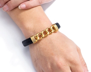 Nahaufnahme von geflochtenem Lederarmband für Herren mit goldener Edelstahlkette