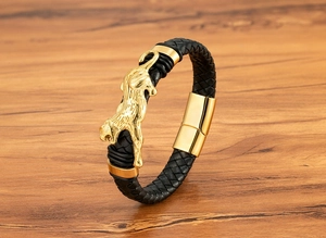Details des schwarzen Lederarmbands für Herren mit goldenem Leoparden-Metallschmuck