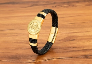 Détail du bracelet tressé pour homme avec breloque dollar dorée et fermoir magnétique