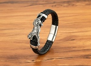 Detail eines schwarzen Lederarmbands mit silbernem Leopardenkopf und Magnetverschluss