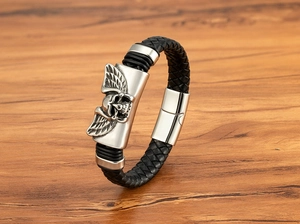 Dettaglio della chiusura magnetica e incisione del teschio sul bracciale in pelle nera
