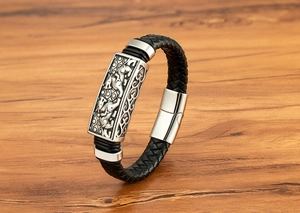 Nahaufnahme von geflochtenem Lederarmband für Herren mit geprägtem Metall und Magnetverschluss