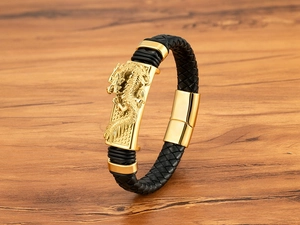 Detail eines schwarz geflochtenen Lederarmbands für Herren mit goldenem Drachenrelief