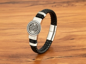 Détail macro du bracelet pour hommes en cuir tressé noir avec fermoir signe dollar argent