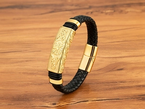 Detail von Wikinger Kompass und keltischen Knoten auf einem goldenen Magnetverschluss