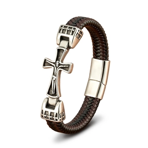 Makro-Detail des Herren-Lederarmbands mit Vintage-Silberkreuz und Magnetverschluss