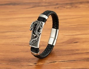 Nahaufnahme von Herrenarmband aus schwarzem Leder mit Drachen-Metallplatte und Magnet