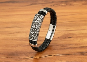 Detail eines Herren-Lederarmbandes mit Wikinger-Vegvisir-Symbol auf Magnetverschluss