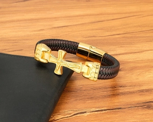 Detailaufnahme von Herren Lederarmband mit goldenem religiösem Kreuz und Magnetverschluss
